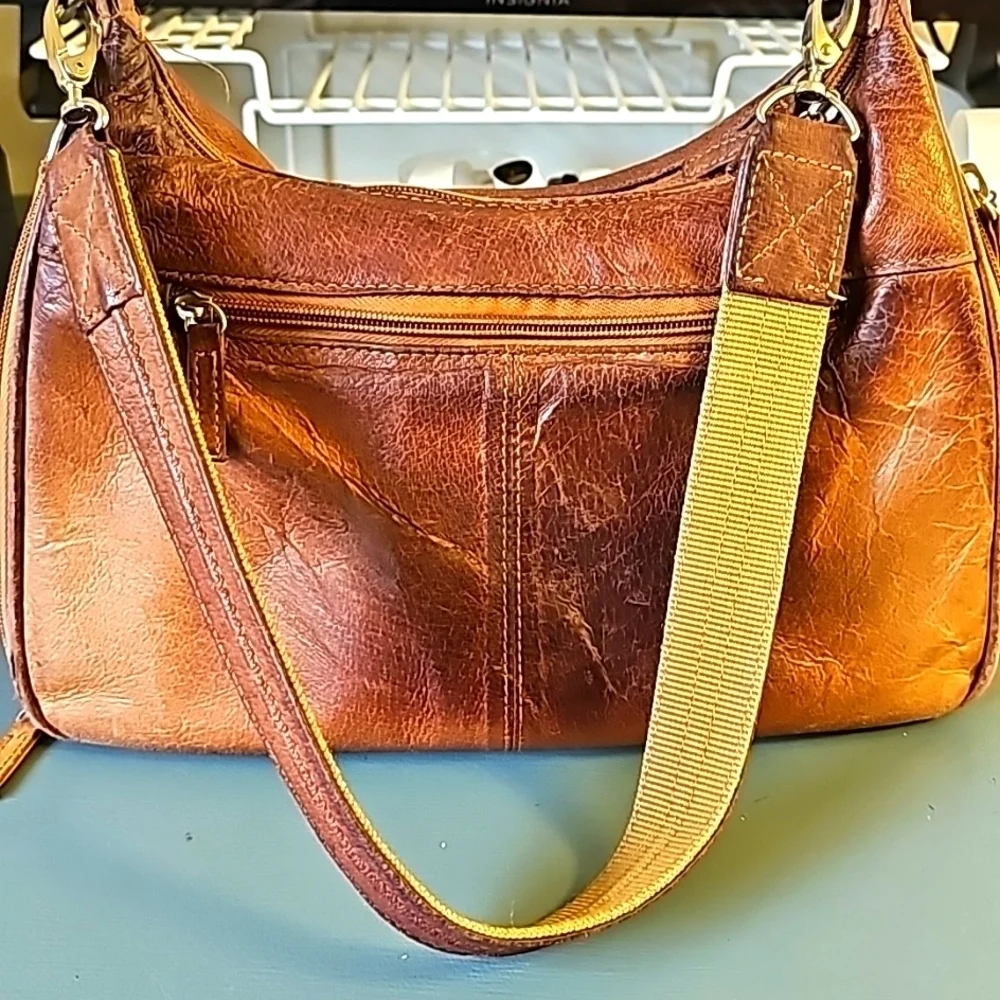 Gun tote'n Momas, leather bag. Lots of zippers‎ and pockets.
